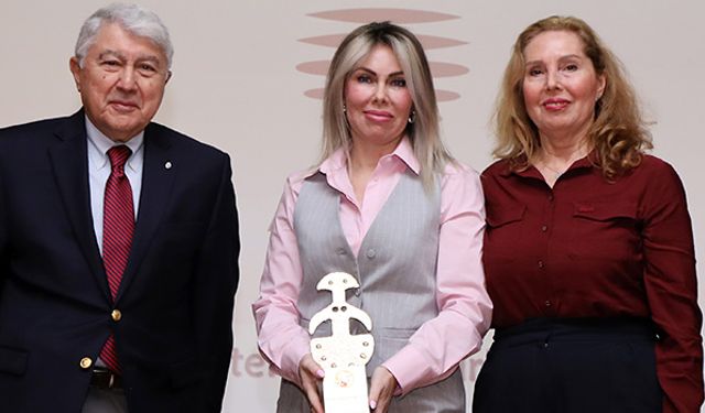 Rektör Özkan’a yılın kadını ödülü