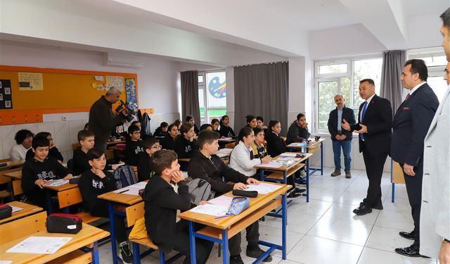 Antalya’da öğrenciler yalnız bırakılmadı… Başkandan anlamlı jest