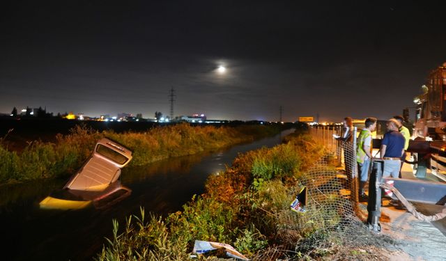 Otomobil su kanalına uçtu Öldüğü düşünülen sürücünün yüzerek kaçtığı ortaya çıktı