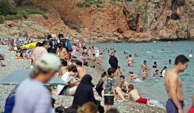 Antalya’da çöl tozunun etkisi azaldı, sahiller doldu