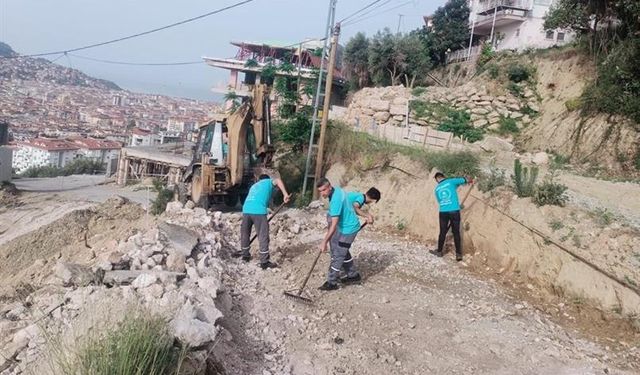 Antalya’nın o ilçesinde asfalt seferberliği… Tüm ekipler harıl harıl çalışıyor
