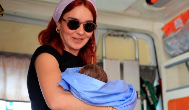 Kazada yaralanan bebek ve çocuğa sağlık ekiplerinden anne şefkati