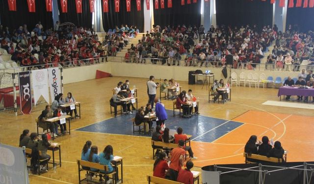 Antalya’da 60 öğrenci kıran kırana yarıştı