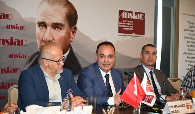 Antalya'da iş ilişkileri için hukuk masaya yatırıldı
