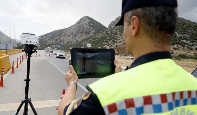 Bayramda Antalya’ya gelen sürücüler dikkat… Jandarma 24 saat mobil radarlı denetimde