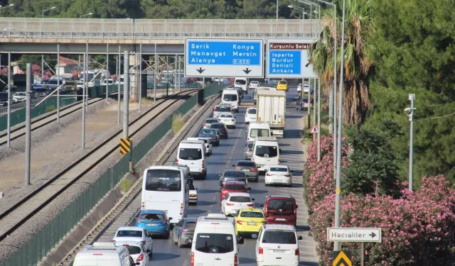 Aman dikkat! Tatilciler Antalya’yı terk ediyor…  Trafik kazalarına dikkat!