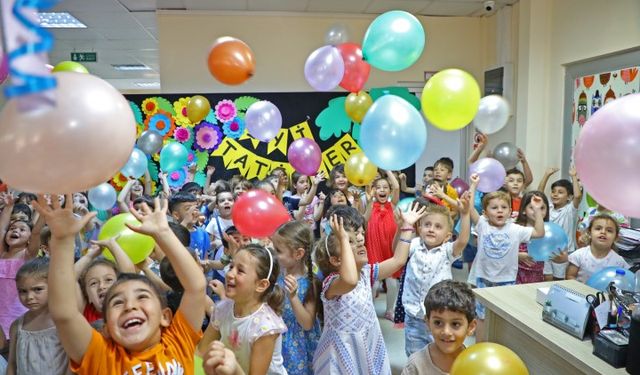 Antalya Büyükşehir Belediyesi’nin açtığı kreşlerde parti verildi… Minikler doyasıya eğlendi