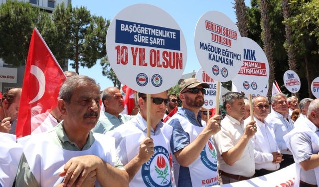 Antalya’da eğitimciler eylem yaptı… Eğitimcilerden revize çağrısı