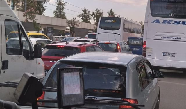 Antalya’da trafik çilesine bir de bayram eklendi… Antalya’ya bayram eziyeti