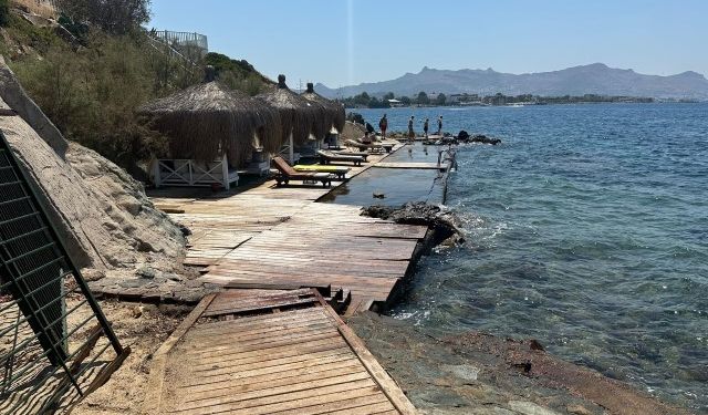 Muğla’nın dünyaca ünlü sahilinde belediye sessiz kalmadı… Plajda kapılar kaldırıldı