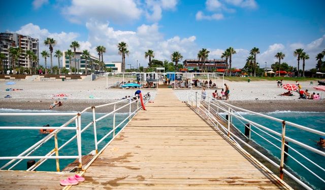Antalya Büyükşehir Belediyesi dünyaca ünlü plajda engelleri kaldırdı