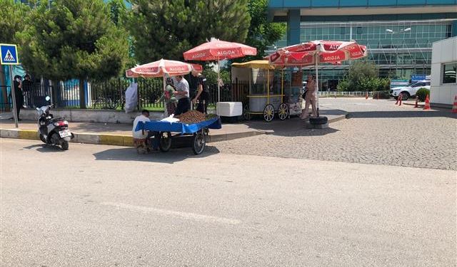 Kepez Devlet Hastanesi önünde kazaya davetiye… Seyyar satıcılar ambulansı bile engelliyor!