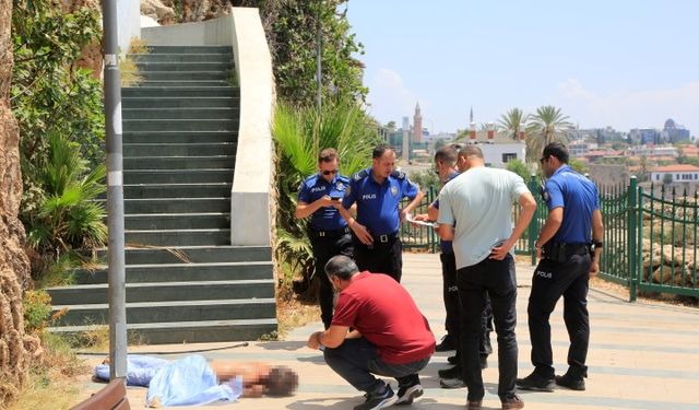 Muratpaşa’daki park cinayet mahalli oldu, 1 saat sonra cesedi bulundu