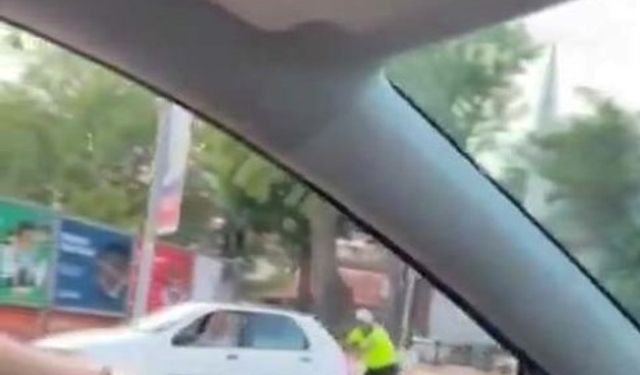 Antalya’da kaza yapan sürücünün rahatlığı polisi sitem ettirdi… Polisin tepkisi vatandaşları gülümsetti