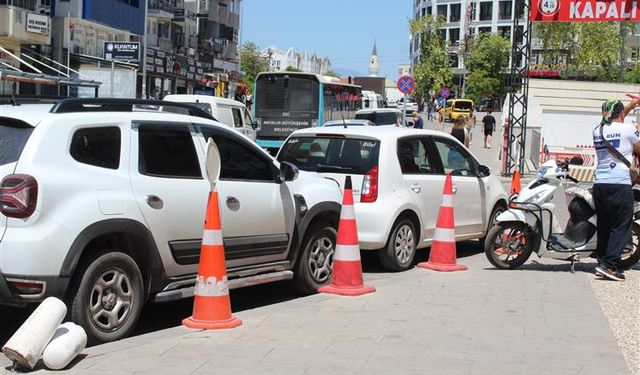 Antalya’da trafik krizi sürüyor…  Antalya’da kurallar tabelalarda kaldı