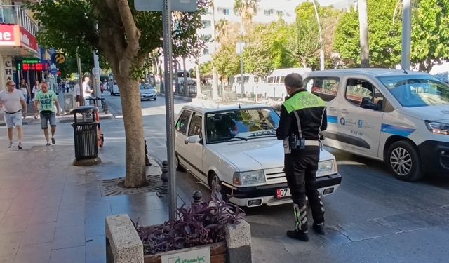 Antalya’da caddeye park edip bankaya giden şahsa para cezası kesildi