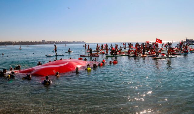 Antalya'da Cumhuriyet Bayramı kutlamaları denize de taşındı