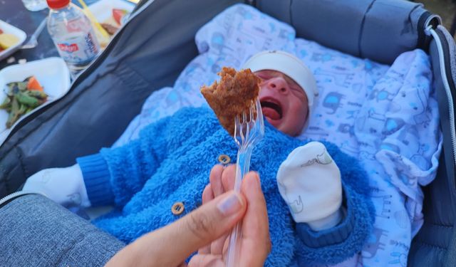 Festivalin en minik ziyaretçisi Adana kebabı ile avutuldu