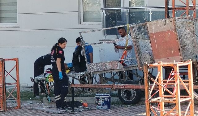 Antalya’da inşaat iskelesi çöktü, 2 işçi yaralandı