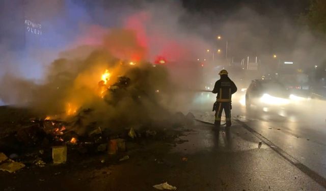 Antalya’da kamyonun taşıdığı geri dönüşüm malzemeleri yandı