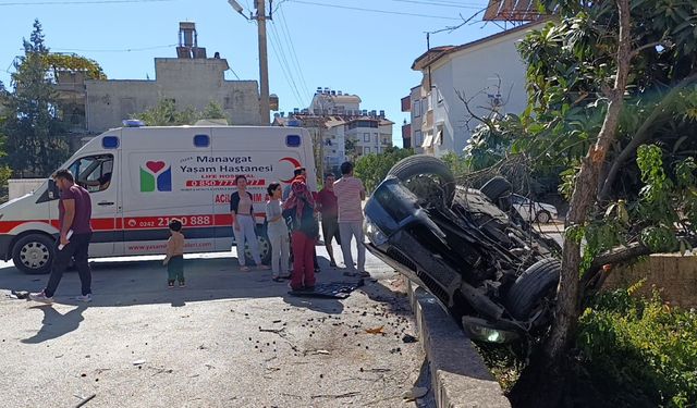 Antalya’da takla atan otomobil bahçeye uçup ters döndü