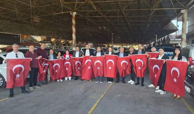 CHP Kepez İlçe Başkanlığı Cumhuriyet Bayramı için Türk bayrağı dağıttı