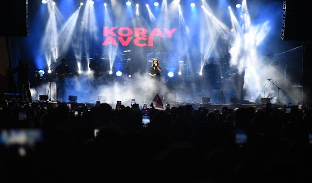 Kepez’in ilk Cumhuriyet Bayramı konserinde Koray Avcı rüzgarı esti