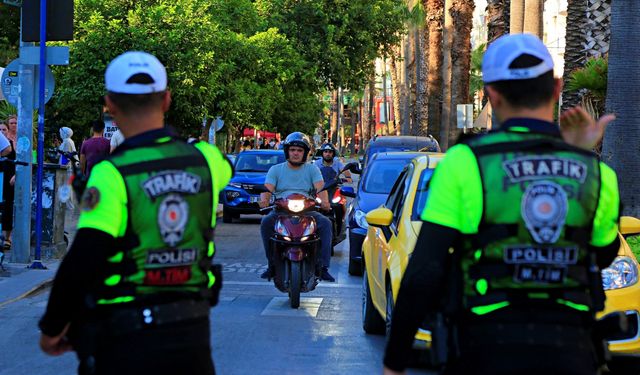 Antalya'da 15 günde 7 bin 746 araç ve sürücüye trafik cezası kesildi