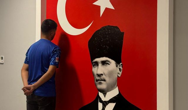 Mustafa Kemal Atatürk’ün görselini ayağıyla ezen yabancı uyruklu şahıs yakalanıp tutuklandı