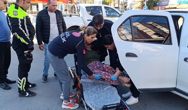 Bayılan eşini hastaneye götürürken kaza yaptı bu kez de kendi baygın şekilde hastaneye götürüldü