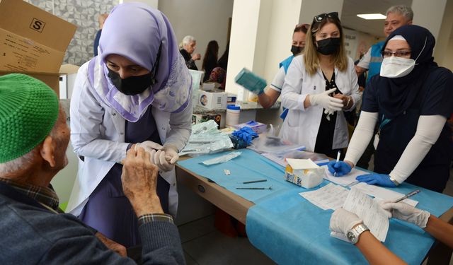 Antalya İl Sağlık Müdürlüğü, huzurevi sakinlerine diş taraması gerçekleştirdi