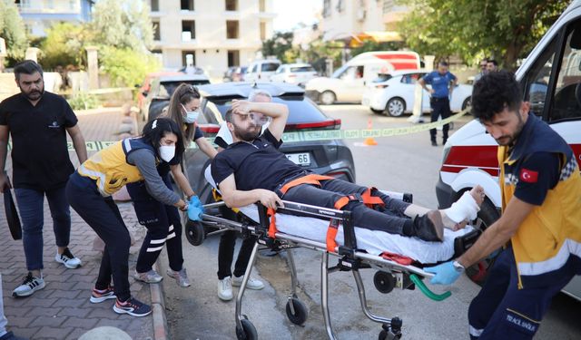 Antalya’da kavgayı ayırmak isteyen adamı bacağından vurdu