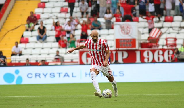 Antalyaspor ile sözleşmesi sona eren Ömer Toprak futbolu bıraktı