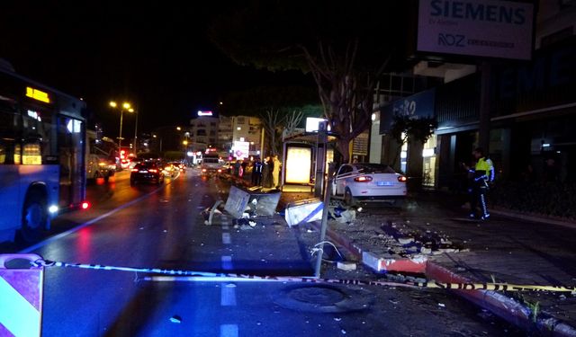 Antalya’da ortalığı savaş alanına çeviren kazadan burnu kanamadan kurtuldu