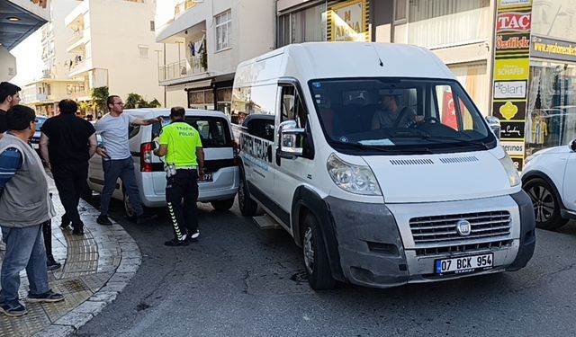 Antalya’da ticari aracın çarptığı motosikletteki 2 kişi yaralandı