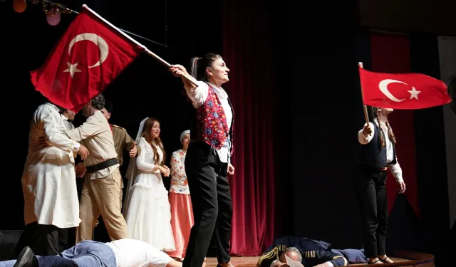 İstanbul’un İşgal Yıllarını Anlatan “Bu Da Geçer Ya Hu” adlı Tiyatro Severlerini Bekliyor