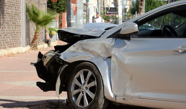 Antalya’da iki otomobil çarpıştı, yaralı sürücü kazayı gözyaşlarıyla anlattı