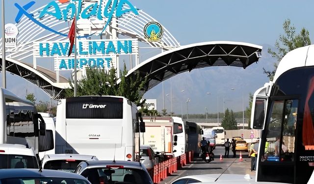 Turistlerin trafik çilesi! Antalya tatili turistler için işkenceye mi dönüşüyor?