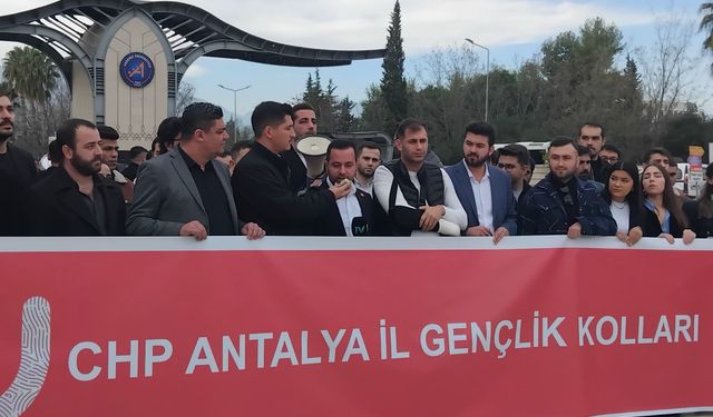 CHP Gençlik Kolları KYK yurtları ve burs ücretlerini protesto etti