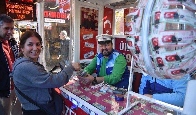 Dağıtım garantili 600 milyon liralık 'Rekor' ikramiyeli Milli Piyango Yılbaşı biletlerine yoğun ilgi