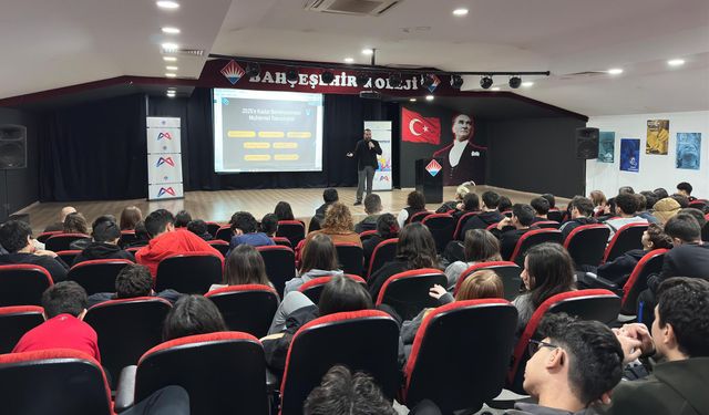 Mersin'de öğrencilere geleceğin meslekleri tanıtılıyor