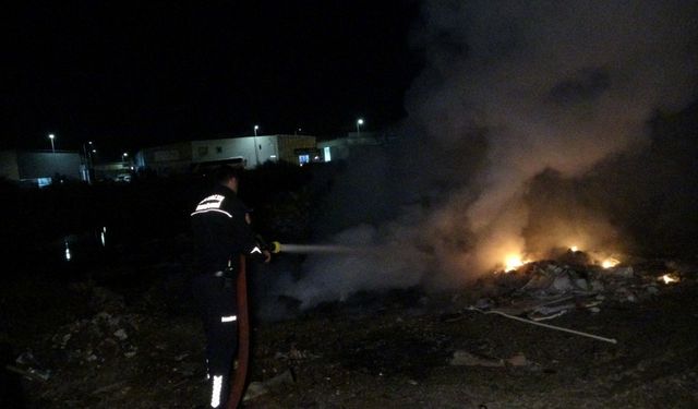 Antalya’da hurda lastik yangını trafiği kilitledi