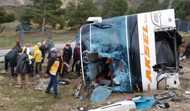 Isparta'da yolcu otobüsü devrildi; 1 ölü, 24 yaralı