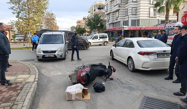 İki araçla birden çarpışan motosiklet sürücüsü ölümden döndü