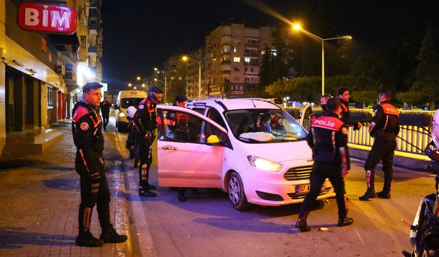 Polisi görünce yol ortasında bırakıp kaçtıkları araçtan bağımlılık veren madde çıktı