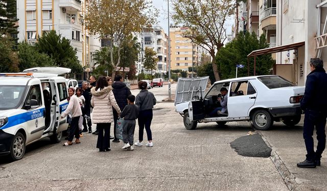 Pazar yerini mesken tuttu, polis müdahale edince öfkesini aracından çıkardı