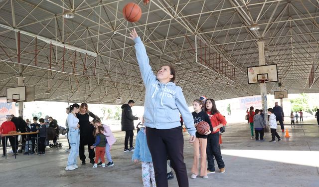 Çocuklar aileleri ile sporun keyfini çıkarıyor