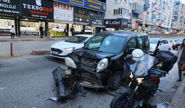 Antalya'da 3 aracın karıştığı zincirleme kazada: 1 kişi yaralandı