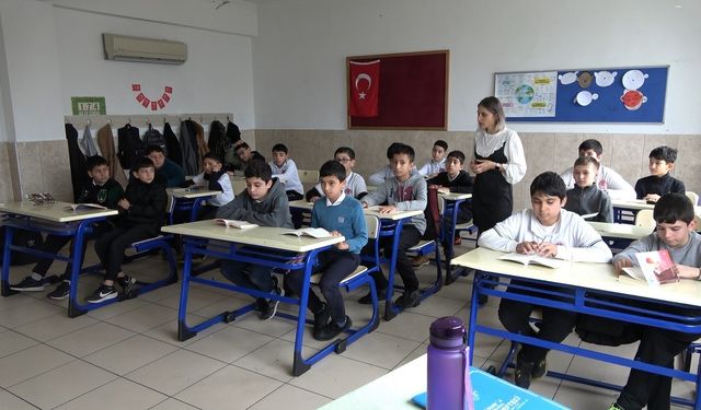 Alanya'da gerçekleşen ‘Kitap Paydaşlığı' öğrencilere okuma alışkanlığı kazandırıyor