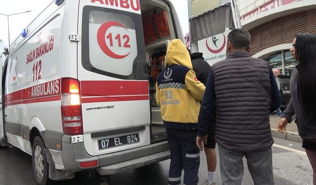 Alanya’da yaşanan kazada, otomobil ile çarpışan motosiklet sürücüsü yaralandı